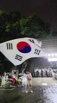 전한길선생! 대형 태극기 들고 쏫아지는 소낙비!외치고 있다! 한국교회여! 일어나라!목사여! 기도하며 함께 #올시다.잠실!#올공 이제 시민혁명의 장소!애국시민의현장#구독 좋아요