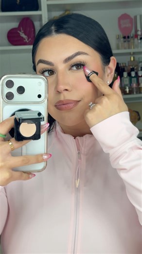 HUDA BEAUTY POWDER PHONE GRIP 🤳 #hudabeauty #easybake