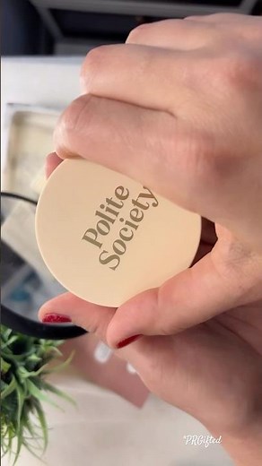 I think this may be my new favorite talc-free setting powder! 😱