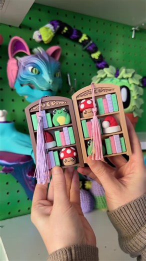 Wicked Winks on Instagram: "Cozy holiday bookcase clickers 📚 • File Designer/Creator: @mariesbutton • Filament: Matte Ziro & iSANMATE #asmr #3dprinting"