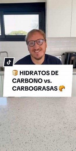 🍞🥔 ¿Hidratos de carbono o carbograsas? 🤔 No es lo mismo. 👉 Los hidratos de carbono (arroz, papa, avena, fideos, pan simple) son energía directa para tu cuerpo. Pueden tener algo de proteína o grasas saludables, pero en su mayoría son “limpios”. 👉 Las carbograsas (facturas, pizza, papas fritas, alfajores, medialunas, galletitas, helado, postres, etc.) mezclan harinas grasas en exceso a veces proteínas. Y ahí está el problema: ⚡ Engordan mucho más. ⚡ Generan adicción. ⚡ Y te sacan del control