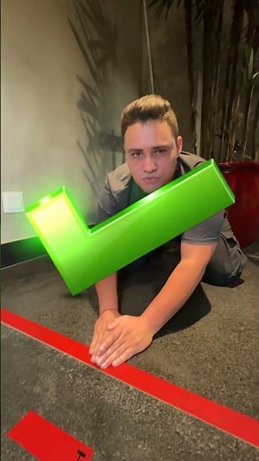 QUEM VIRAR A FIGURINHA COM A MAIOR DISTÂNCIA, VENCE! #shorts