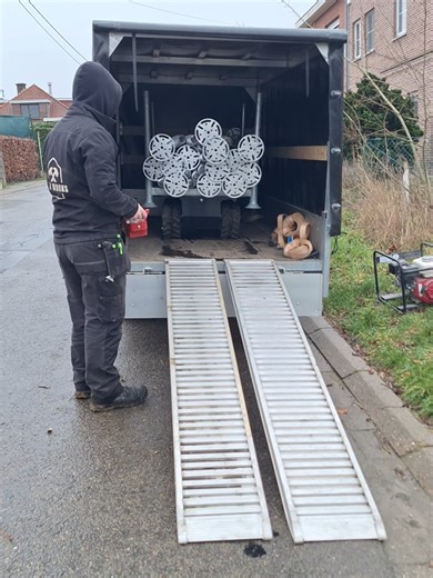 Als jonge ondernemer dien je niet enkel na te denken over hoe een bedrijf te runnen, naambekendheid te creëren en producten of diensten te verkopen. Het is ook belangrijk om na te denken over je eigen gezondheid, want die rug en knieën dienen nog lang mee te gaan. In plaats van 20 maal heen en weer te lopen vanaf je camionet naar de werf, gebruiken wij sinds kort dit op afstand bedienbare rupsonderstel dat we met behulp van een aantal aanpassingen ineen hebben gestoken. Lang leve de technologie 