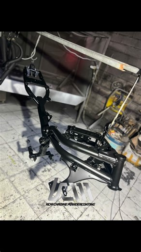 Kcm Chrome & Powdercoating on Instagram: "Frame Er6 Kawasaki.. Finishing powdercoating #powdercoating #restorasi #kcmchromenpowdercoating #vaporblasting #sandblasting"