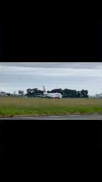 #徳島阿波おどり空港 この角度からの離陸は滅多に見られない！ #徳島航空基地 一般公開時、#海上自衛隊 格納庫前から見たJ-AIR JAL3564 JA228J E170STD 2025.10.4