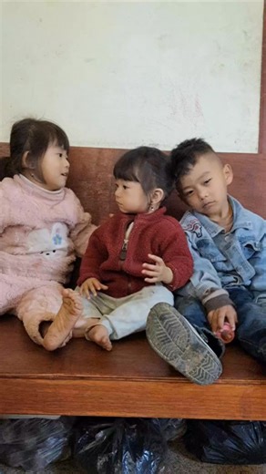 Bwenyhunle Kath Rengma on Instagram: "Feeding the kids is also not an easy task, I feed them whenever I am not in a mood to work Matlab toh when I let them eat alone I have to clean the whole house etu karne 😁 behind the camera, some of them got some pinch mesa nakobo moi and saw the khichara amaa looks😁🤣🤣"