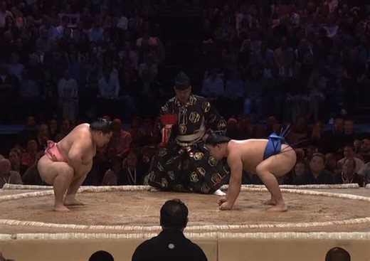 Ura doing Ura things. 🤸‍♂️✨ Only he could pull off that kind of magic. The crowd went wild for him! Pure entertainment every single time. 💖 浦関らしい取り口！🤸‍♂️✨ まさに浦関の真骨頂。観客も大歓声！毎回魅せてくれます💖 #Ura #浦 #GrandSumoLondon #SumoInLondon #ロンドン相撲 #SumoMagic #相撲 #FutagoyamaFamily #双葉山部屋 #SumoSpirit | Futagoyama Beya UK Fans