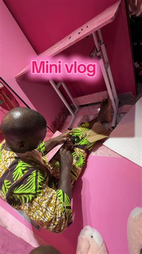Mon petit coin setup est enfin prêt. 🎀✨ Un coin où je peux écrire, travailler, faire mes montages vidéo, gamer, regarder un film sur mon iPad et créer mes vlogs. Franchement, je crois que c’est devenu mon endroit préféré de la maison. 🥹🤍 Vous en pensez quoi ? Est-ce que vous aimeriez avoir un petit coin comme ça chez vous ? 💭