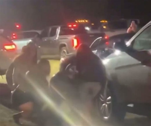 😱 Four women attacked a man, hitting and kicking; he fought back.