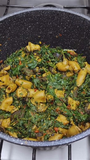 If you love Beef Mixed with Sukuma wiki you will love love Matumbo mixed with Mkunde (Cow peas leaves) Boil Matumbo till tender.Boiled mine with ginger, garlic and salt. For Mkunde boil water, add salt then Bi carbonate soda or if you have the traditional Mshereka/Munyu the better. They all serve the same purpose of softening but Bi carbonate also helps retain the green color. ❇️ INGREDIENTS Matumbo (Tripe) Mkunde (Cow peas leaves) Onions tomatoes Beef cube @trufoodsltd Zesta Bi-Carbonate of sod