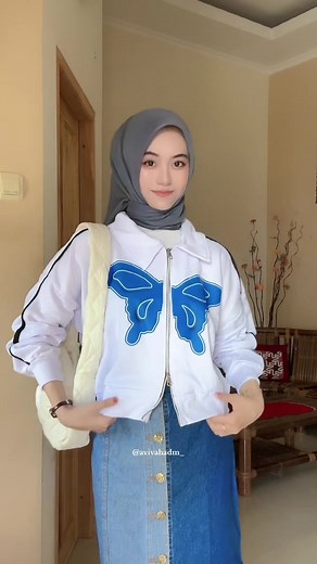 Stylish Outfit Showcase: White Jacket with Butterfly Designs