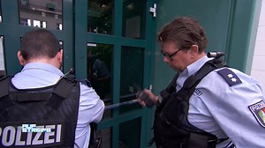 Einen emotionalen Einsatz mit den Streifenpolizisten Christian Reuther und Paul Richter löst ein abgeschlepptes Auto mit einem blinden Passagier aus! 🥺 Warum ist das Kind in dem Wagen eingesperrt? 😯 #aufstreife 👉 "Auf Streife" - jederzeit streamen auf Joyn. | Auf Streife