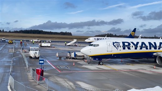 Überpünktliche Landung aus London-Stansted 🛬! Ankunft geplant um 11:40 Uhr - gelandet um 11:04 Uhr. Ein herzliches Willkommen am Flughafen Hahn an alle Passagiere! ✈️ ✈️ Early landing from London Stansted 🛬! Scheduled arrival at 11:40 a.m. – landed at 11:04 a.m. A warm welcome to all passengers at Hahn Airport! #ryanair #hahnairport #london #EarlyArrival | Hahn Airport