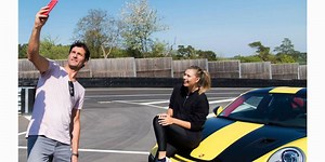 Ο Mark Webber «κυκλοφορεί» τη Maria Sharapova με μία Porsche 911 GT2 RS (Video)