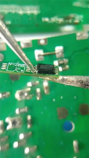 The process of disassembling and assembling battery circuit board components #DIY #reels #shorts