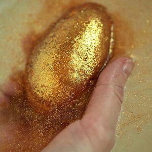 4.1M views · 816 shares | This GOLDEN bath bomb from Lush is MESMERIZING!  | Clevver | Facebook