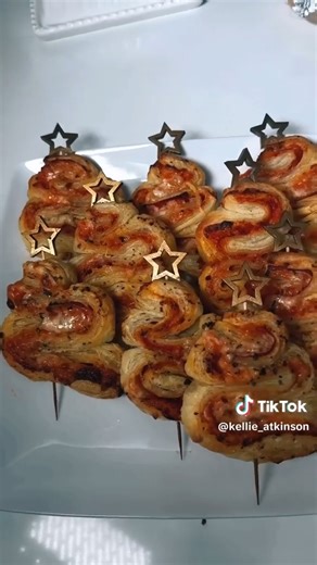 This Pizza Christmas Tree DIY is the ultimate holiday snack—cheesy, crispy, and shaped like pure Christmas joy. Gather your ingredients, get creative, and serve up some edible holiday magic! 🎄🎄🎄🎄🎄 🎁 #PizzaChristmasTree #HolidayDIY #FestiveFood #ChristmasSnacks #EdibleCrafts #HolidayBaking #PizzaLovers #DIYDelicious #TisTheSeason #CreativeCooking | Believe in Christmas Credere nella magia del Natale