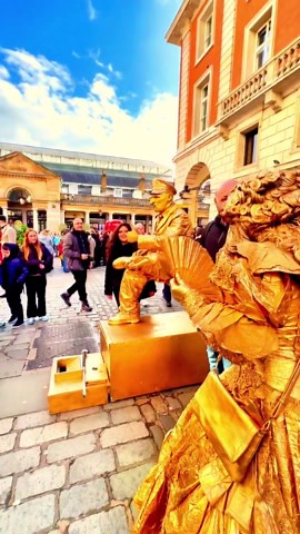 London Levitating Goldman living statue and the happy Golden lady performing together.#floating #art