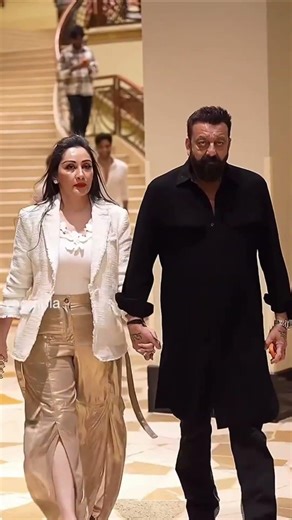 On the screen of Khal Nayak Return, Madhuri Dixit remembers the old Sanjay Dutt😱😱#viral#bollywood