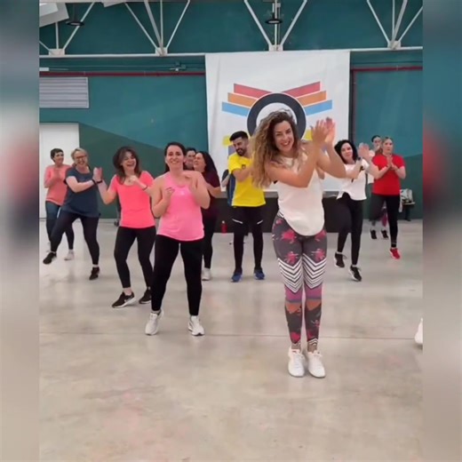 “Vibra alto, sonríe y deja que el ritmo te lleve directo a la prosperidad.” #fblifestyle #dance #zumba | Latina Fit