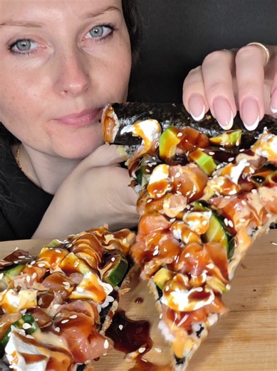 Sushi pizza! Who wants the crusts? #sushi #mukbang #asmr #viral #sushipizza
