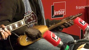 CARTE BLANCHE | Il est l'une des grandes voix du continent africain et l'un des ambassadeurs du reggae dans le monde. Tiken Jah Fakoly reprend "War" de Bob Marley dans Boomerang | France Inter