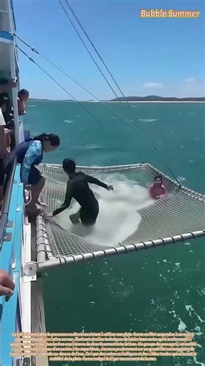utilisation d'un filet trampoline déployé pour la baignade en mer