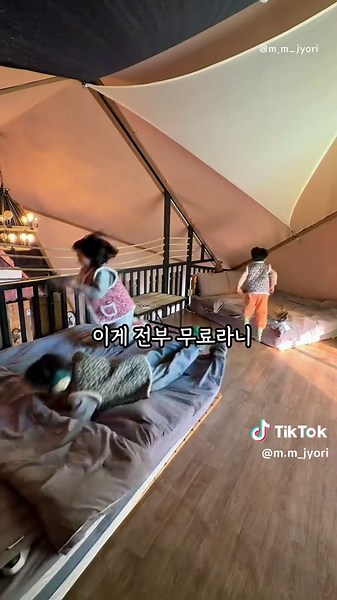 (단독특가) 경주 4인기준 10만원대 글램핑장 대형온수풀 ATV 찜질방 오락실 영화관 불멍 무료 🎁 민죠리 겨울방학 30% 할인 단독특가(7일간) 댓글에 ‘경주’라고 남겨주시면 자동 DM 보내드릴게요 (12/17-12/23까지 선착순)- 숙박기간 3월까지 문의가 많을시 조기마감 될 수 있음 대구 근교 경주에 이런 곳이 있다구요? 가족·연인 누구와 와도 부담 없이 즐길 수 있는 5,000평 규모 리조트형 감성 글램핑장 여긴 오는 순간 모든 액티비티가 무료라 진짜 가성비 끝판왕이에요 특히 즐길거리가 압도적으로 많은데 입실과 동시에 ATV 체험, 추억의 오락실 · VR 체험 · 365일 30도이상 유지되는 미온수 온수풀에서 열리는 버블 파티까지! 비 와도 즐길 수 있는 플레이존(에어하키·오락기,인형뽑기)도 있고요 저녁 시간에는 어린이 영화 상영 군고구마, 마시멜로우 무료 개별 바비큐까지(버너 그리들팬 무료) 곳곳에 반짝이는 크리스마스 일루미네이션 그리고 개별 바비큐 불멍존까지 준비돼 있