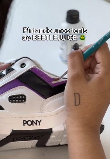 Personaliza tus tenis con Beetlejuice