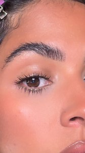 ¡Cejas definidas en un instante! 💁‍♀️ Con el NUEVO Mighty Fine Brow Pen, lograr un look natural y perfecto nunca fue tan fácil. ¡Mira cómo @ginerdm lo usa en solo dos pasos! ✨¿Estás lista para unas cejas de impacto? 🔥 #mightyfinebrowpen #Benefitbrows #benefitspain #ginertheexpert #nuevolanzamiento | Benefit Cosmetics