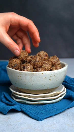 Enjoy these naturally sweet, no-bake date energy balls—a nutritious snack perfect for pre- or post-workout energy boosts.😍⬇Recipe in the comments. ⬇ | All Nutritious