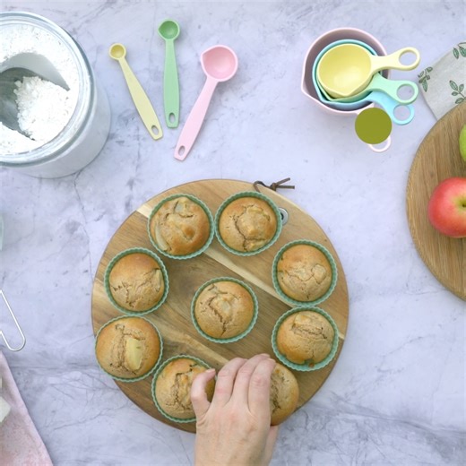 Easy healthy and delicious pear muffins! 🍐🧁 You can use fresh pears or canned pears, both work. The combination of the pears and cinnamon is so good #muffins #bakingfromscratch #baking #healthymuffins #foodbloggernz #foodblogger #mykidslickthebowl https://mykidslickthebowl.com/pear-muffins/ | My kids lick the bowl