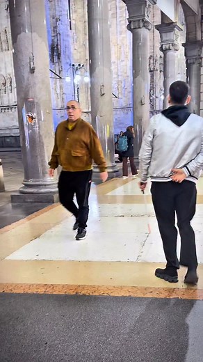 PRANK CIECO SPAVENTOSO (blind funny)🧑🏻‍🦯. #prank #blind #street #divertente #scherzo #costume #dance #ballerina #milano #reaction #viral | Matteo Del Campo
