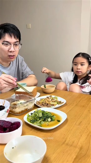 From Giant Spoon to Bread Napkin… Her Food Tricks Were Insane