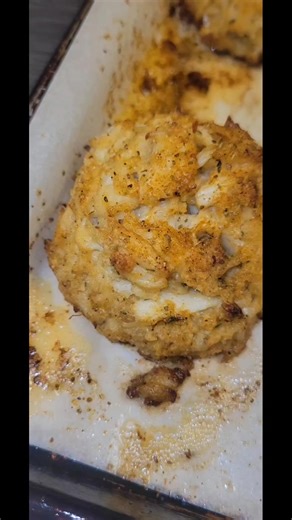 4.7K views · 106 reactions | Quick and easy lump crab cakes. Enjoy! #crabcakes #datenightideas #dinnerisserved #oldbayseasoning #cookwithme #comfortfood | Lynnette's Cakes and Catering | Facebook