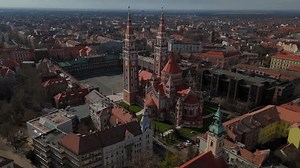 Drohnenvideos aus Szeged Ungarn an einem sonnigen Wintertag. Luftaufnahme von Szeged. Fluss Tisza, Szeged Kathedrale, Dom, Szeged