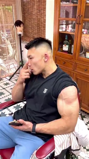 If you've achieved a muscular physique, here are some hairstyles I highly recommend: a high fade with a crew cut, or a high skin fade with a buzz cut (shaved head).* A high fade with a crew cut leaves a little length on top, creating movement. You can leave some length from the bangs to the top and style it upwards or sweep it to the side. Despite being short, it gives a sophisticated and urban impression. It's perfectly suitable for business settings, and the contrast with your muscular physiqu