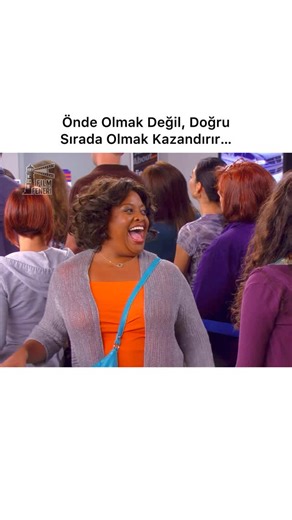 Filmfeneri on Instagram: "Bazen hayat, hızla koşanları değil; doğru yerde duranları ödüllendirir. Kibirle yarışa atılanlar kaybederken, sakin kalanlar kazanır. Sıralar değişir, kararlar şaşırtır, ters köşeler bitmez… Bir bakarsın, “şans” dediğin şey hiç beklemediğin taraftan çıkar. Ve o an anlarsın: Hayat, tahmin ettiğin kadar basit değil… 🍃✨ 🎥 Film: How I Met Your Mother 🎞️ Türü: Komedi, Romantik, Sitcom 📅 Yayım Yılları: 2005 – 2014 📺 Platform: Disney+ 📽️ Yönetmen: Pamela Fryman 🎭 Oyuncu