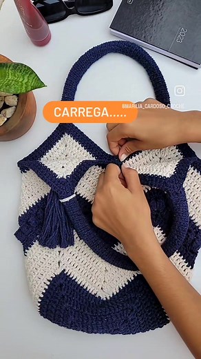 Bolsa castor Cor :azul marinho e cru | Marilia Cardoso Croche