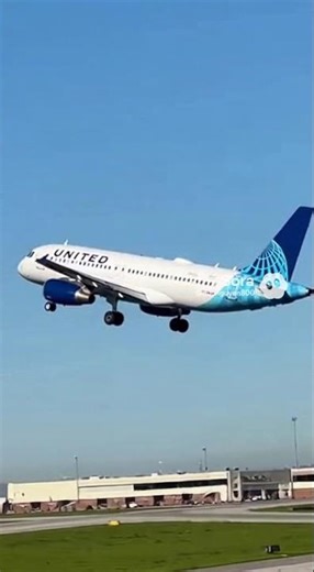 United airlines a320 takeoff at San Jose mineta international airport