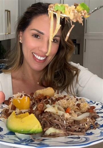 Saving time in the kitchen without sacrificing flavor 👌 This Cuban vaca frita with frijoles colorados is cooked together for a faster, more flavorful dinner 🍽️ 🇨🇺 For the beans: • Red kidney beans • ½ onion • ½ red bell pepper • 5 garlic cloves • 1 bay leaf • Cumin & oregano • Spanish chorizo • Tomato sauce • Potato, malanga & calabaza For the vaca frita: • Flank steak (falda) • Garlic • Lime juice • White vinegar • Salt • Olive oil • Onion for topping Preparation 1.\tPressure cook the flank