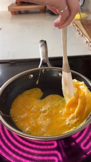 Chelsea Williams Hofer | Who knew scrambled eggs could bloom? 🌸 Meet my new favorite breakfast hack: flower eggs | Instagram