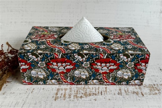 Mother's Day William Morris Tissue Box Cover: Hand-Painted napkin holder, Cadeau pour maman