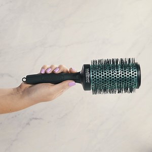 Leaving round brushes in your clients' hair for a brush set blowout can be a headache -- and expensive (so many brushes)! 😫 With our #MultiBrush's one-click release, you can style as a brush or leave-in as a barrel! 😀 And now we've made it even easier to get more of what you need with our N-E-W #MultiBrush One Size Kits! Get 4 barrels and a handle. 😁bit.ly/OGEUMBOneSizeKits #OliviaGarden #BeautyTools | Olivia Garden