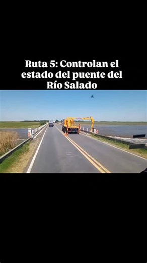 La Razon de Chivilcoy on Instagram: "🚧🌊 Río Salado Refuerzan los controles en el puente sobre la Ruta 5, entre Alberti y Mechita, por la fuerte crecida del río. 👷‍♂️🔍 Personal técnico realiza inspecciones periódicas en la estructura, con especial atención en el primer pilar. 🏗️ Este martes se desplegó una grúa para evaluar el estado del puente y el tránsito estuvo parcialmente interrumpido. 🚦 Las autoridades continúan monitoreando la situación para garantizar la seguridad vial. #Ruta5 #Río