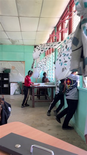 Dikala diri ini sedang asyik mengajar, tiba tiba terdengar laungan segelintir murid “cikgu heli cikgu heli heliiiiiii” “cikgu nak tngok heliiiiiii”. Aku menjenguk ke luar tingkap “mana heliii, nak tngok heli ke?”, mereka menjawab “NAKKKKKKKK CIKGUUU”, aku pun memberi kebenaran untuk mereka bangun dan tengok heliii. Betapa teruja dan bahagianya mereka dapat melihat sebuah helikopter yang terbang berlegar di udara bumi mereka. Dalam sekelip mata, kelas yang tadi sunyi bertukar menjadi riuh dengan 