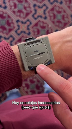 Para su niño interior 👽 En Japón existen unas máquinas muy populares llamadas Gashapon (ガシャポン) que permiten conseguir juguetes y recuerdos de todo tipo, precio y calidad. La compañía Takara Tomy diseñó hace un tiempo una serie de relojes digitales sencillos para estas máquinas que logramos conseguir para nuestra tienda. Hay de cuatro consolas clásicas que están creadas con licencia y aprobación de la marca. Ahora disponibles en nuestra tienda. Ojo, son 3 unidades de cada modelo 👁 #takara #sega