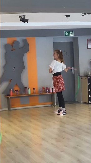 Tuto pour apprendre le huit avec un ruban - Cours de danse pour enfants