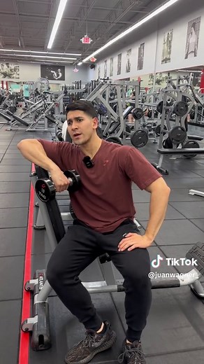 LOS UNICOS EJERCICIOS QUE NECESITAS PARA TRICEPS Hacer un movimiento de tríceps compuesto a menudo implicará un componente de extensión del hombro, lo que significa que podrá sesgar la cabeza larga. También carga más peso con estos movimientos. En términos de medial y lateral, trabajarás esto en cualquier movimiento de extensión de codo. Ahora, para ser justos, la mayoría ni siquiera necesita preocuparse por sesgar cada cabeza. Por lo general, será suficiente entrenar progresivamente duro con do