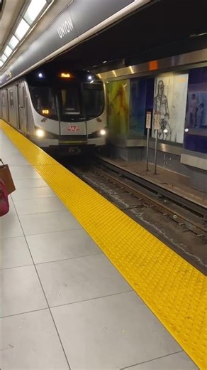 TTC TR 5911 on Yonge University Line arrives at Union station #ttc #union